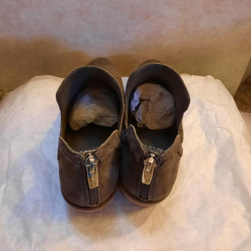 VINCE CAMUTO PALMINA LUX KID SUEDE BOOTIES   7M - Picture 2 of 4